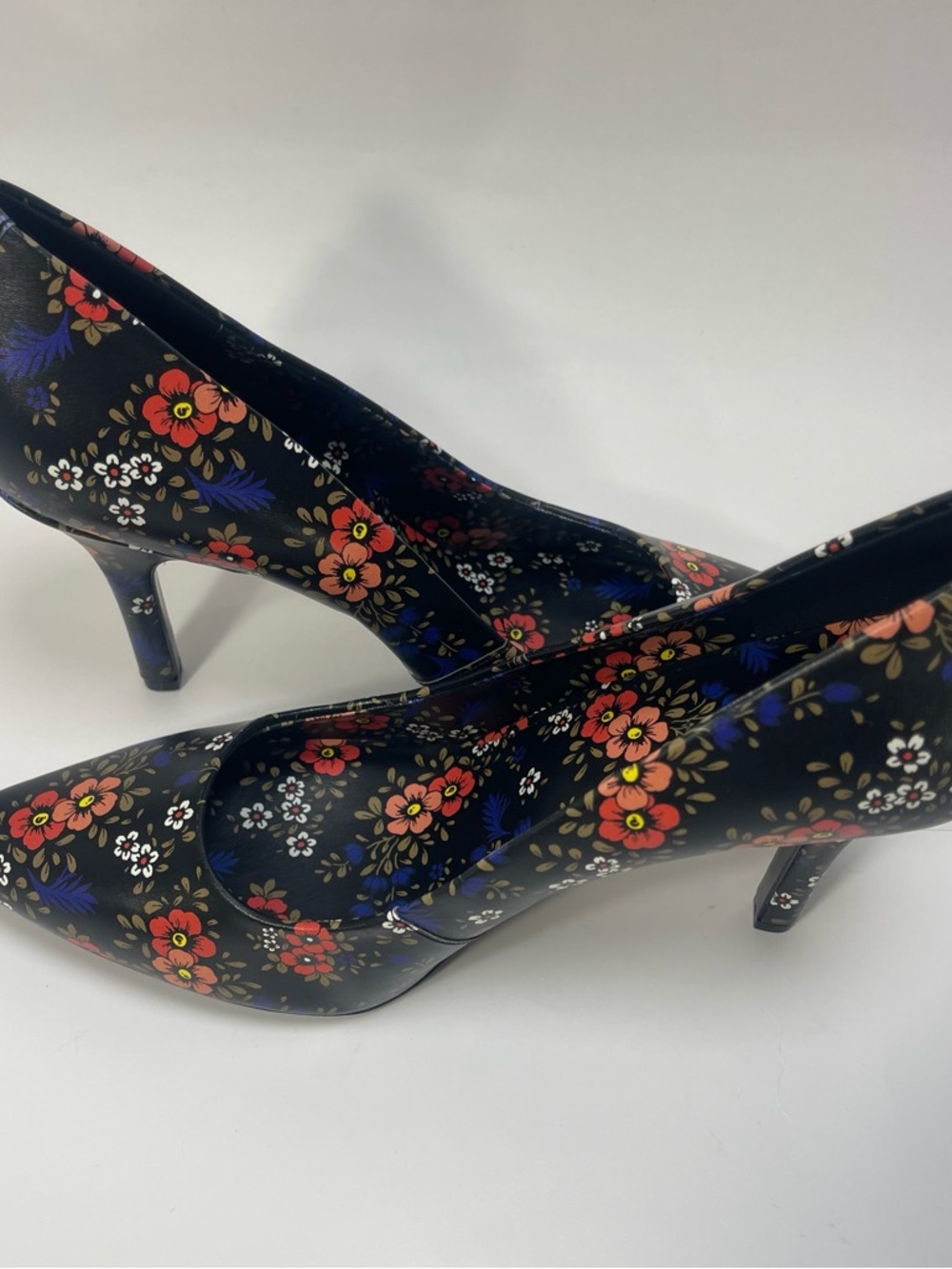 Nine West Black Floral Pointed Pumps with Red and Pink Blooms - Picture 5 of 7